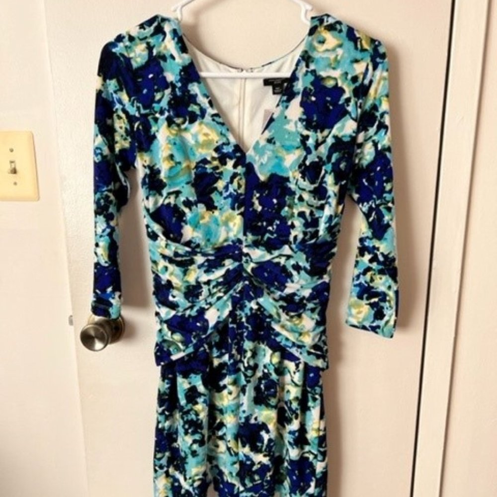 ***New with Tag $139 Ann Taylor Floral Fitted Dress in Size 4P / 4 Petite***